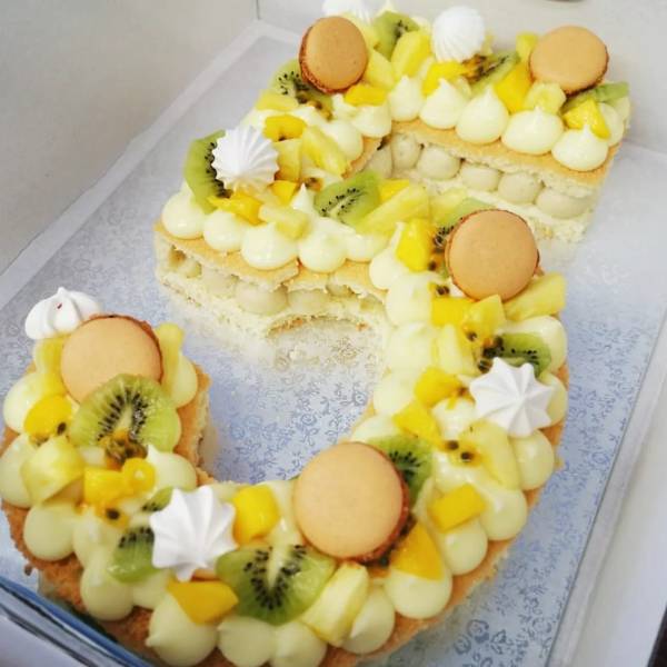 Création de number cake pour les 20 ans, saveurs vanille et fruits à Flins (77)